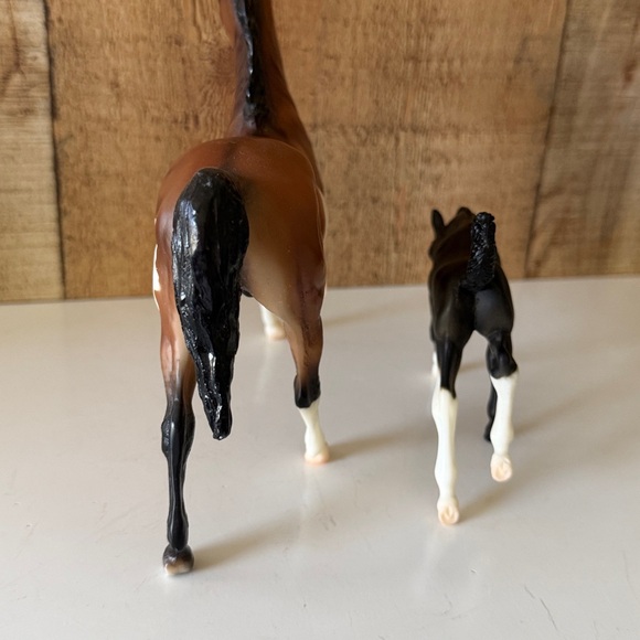 Breyer Wild Mustangs Aguila Dun Pinto Stallion & Muraco Colt Set - Picture 5 of 5